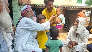 <div class="paragraphs"><p>ماب لنچنگ کے شکار وکیل احمد کے اہل خانہ سے ملاقات کرتا جمعیۃ کا وفد</p></div>