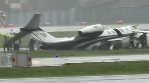 ممبئی ایئرپورٹ پر پرائیویٹ چارٹرڈ فلائٹ رَنوے سے پھسل کر دو ٹکڑے میں تقسیم