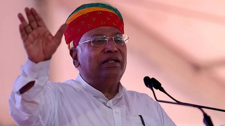 کھڑگے نے بھیلواڑا میں بی جے پی کو کیا بے نقاب، کہا ’’ہم بھارت جوڑو بولتے ہیں، وہ بھارت توڑو کہتے ہیں‘‘