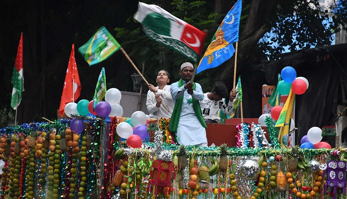 گنیش وسرجن اور عید میلاد النبی ایک ہی روز واقع ہونے پر مسلمانوں نے دوسرے دن نکالا جلوسِ محمدی