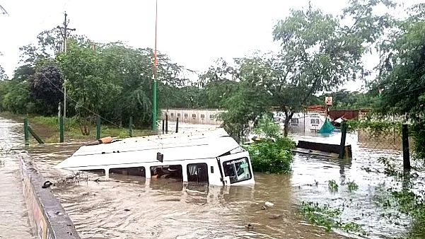 <div class="paragraphs"><p>اندور میں بارش سے تباہی کا منظر</p></div>