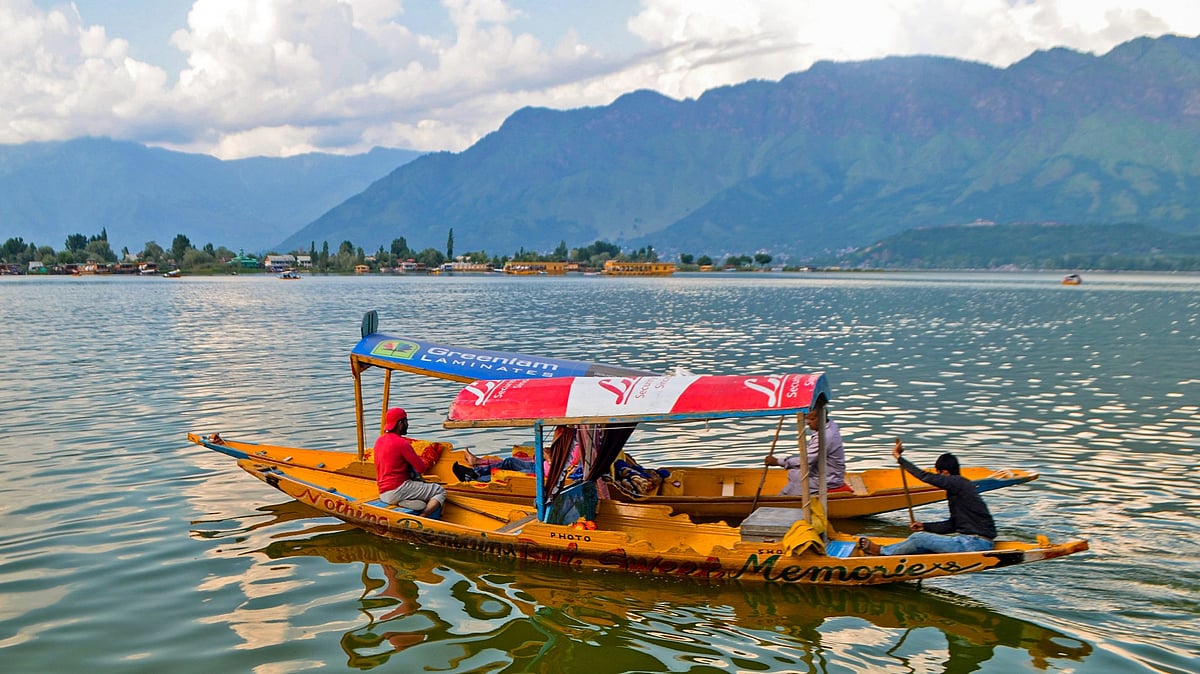 کشمیر میں برف و باراں کے بعد موسم میں بتدریج بہتری درج