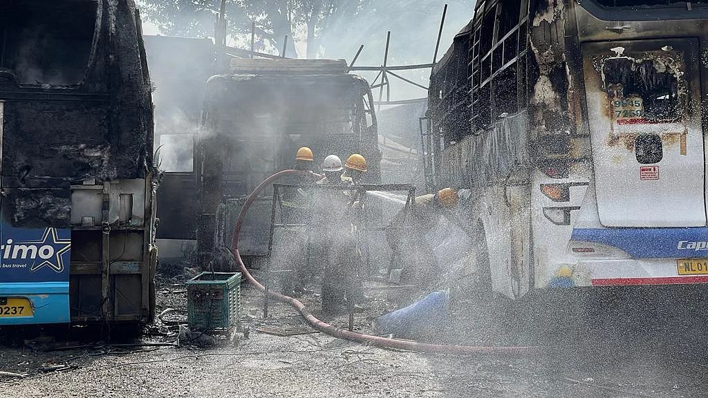 <div class="paragraphs"><p>بس میں لگی آگ کو بجھاتے فائر بریگیڈ کا دستہ، تصویر سوشل میڈیا</p></div>