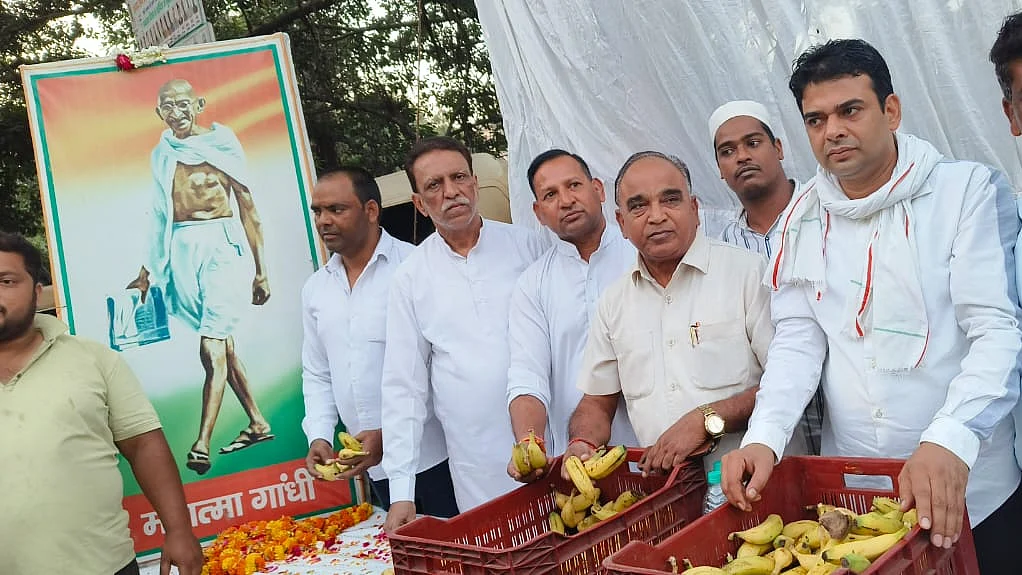 <div class="paragraphs"><p>بابرپور میں کیلا تقسیم کیے جانے کا منظر</p></div>