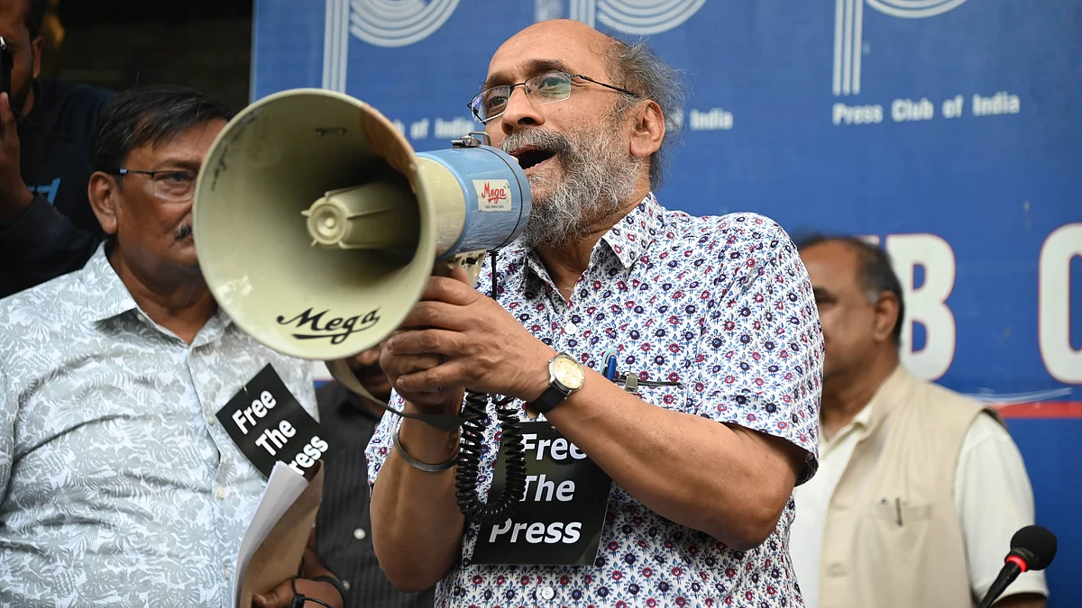 <div class="paragraphs"><p>نیوزکلک پر پولیس ایکشن کے خلاف احتجاج کرتے سینئر صحافی پرنجوئے گوہا ٹھاکرتا / یو این آئی</p></div>