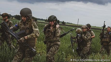 یوکرینی خواتین فوجیوں کی طرف سے امتیازی سلوک کی شکایت