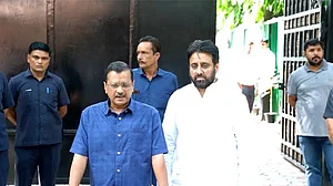 کیجریوال کی امانت اللہ خان سے ملاقات، کہا- ’ہمیں ختم کرنا چاہتے ہیں وزیر اعظم مودی‘