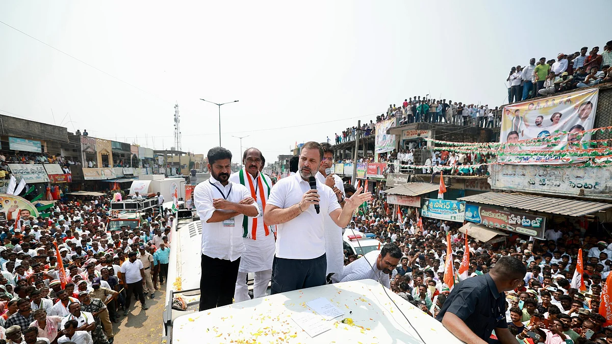 <div class="paragraphs"><p>تلنگانہ میں عوام سے خطاب کرتے راہل گاندھی، تصویر @INCIndia</p></div>