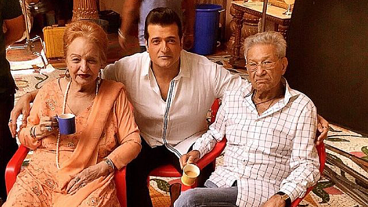 <div class="paragraphs"><p>ارمان کوہلی (درمیان میں) اپنے والد راج کمار کوہلی (دائیں) اور والدہ (بائیں) کے ساتھ</p></div>