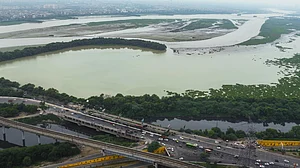 کیا ہوا کے ساتھ نوئیڈا کا پانی بھی کھیل رہا ہے موت کا کھیل؟