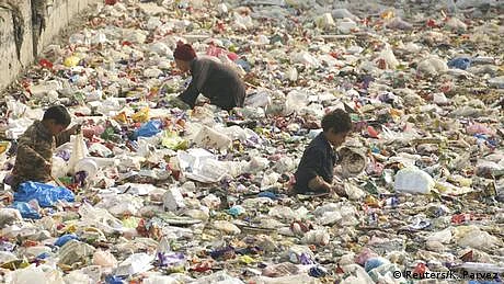 غیر رجسٹرڈ افغانوں کا انخلا: پاکستان میں ’ویسٹ مینیجمنٹ‘ کی مشکلات میں اضافہ