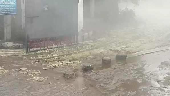 <div class="paragraphs"><p>کیمیکل فیکٹری کا کیمیکل ٹینک ٹوٹنے سے پھیلا دھواں</p></div>