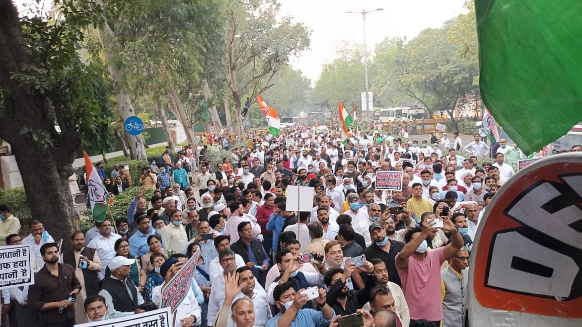 دہلی: بڑھتی فضائی آلودگی سے عوام پریشان، تشویشناک حالات دیکھ کانگریس سڑک پر اتری