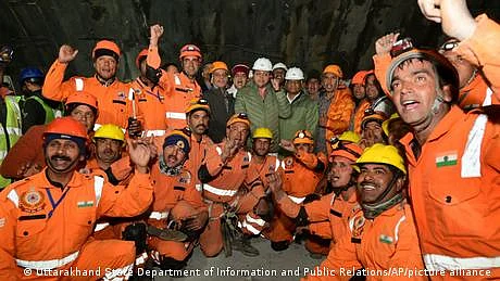 <div class="paragraphs"><p>منّا قریشی: اتراکھنڈ کی ٹنل میں پھنسے مزدوروں کو نکالنے والا ہیرو</p></div>