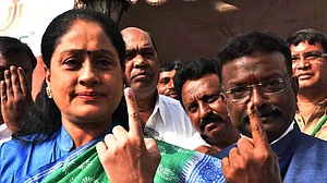 تلنگانہ میں انتخابات سے قبل بی جے پی کو جھٹکا! اداکارہ وجیاشانتی کا پارٹی سے استعفی