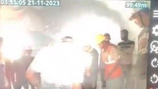 اترکاشی سرنگ  میں پھنسے مزدوروں کی پہلی ویڈیو سامنے آئی