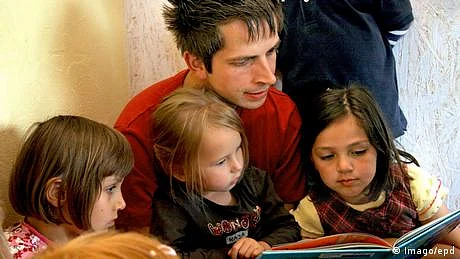 جرمنی میں ڈے کیئر سینٹرز میں جگہیں کم، والدین پریشان: رپورٹ