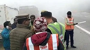 شدید دھند نے لگایا گاڑیوں کی رفتار پر بریک، یمنا ایکسپریس وے پر آپس میں ٹکرا گئیں 12 گاڑیاں