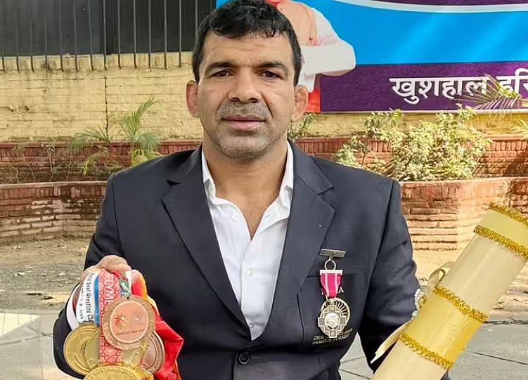 ’پی ایم مودی کو واپس کر دوں گا پدم شری‘، ساکشی ملک کی حمایت میں مشہور گونگا پہلوان کا اعلان!