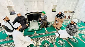 <div class="paragraphs"><p>جمعیۃ علماء ہند کے وفد نے سنہری باغ مسجد کا کیا دورہ</p></div>