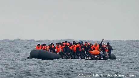 فرانس سے برطانیہ پہنچنے کی کوشش، تارکین وطن کی کشتی ڈوب گئی