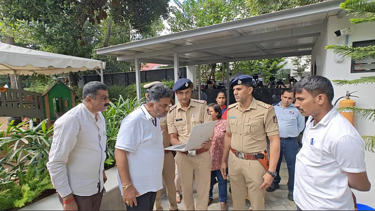 <div class="paragraphs"><p>کولکاتا پولیس سے حالات کی جانکاری لیتے نائب وزیر اعلیٰ ڈی کے شیوکمار، تصویر آئی اے این ایس</p></div>