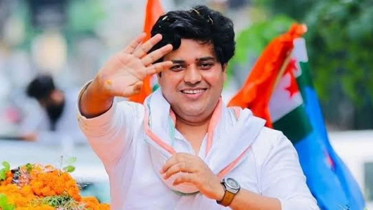 <div class="paragraphs"><p>عمران پرتاپ گڑھی / تصویر قومی آواز</p></div>