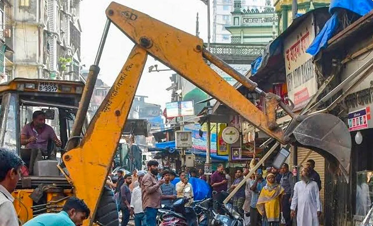 میرا روڈ کشیدگی: کیا یہ فرقہ واریت سے زیادہ امیر-غریب کی جنگ ہے، بلڈوزر کارروائی نے بگاڑے حالات!