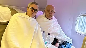 سابق وزرائے اعلیٰ فاروق عبداللہ اور عمر عبداللہ نے عمرہ ادا کیا، تصویریں منظر عام پر