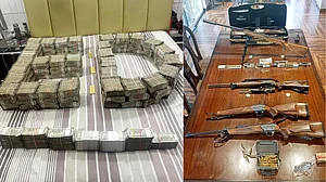 سابق رکن اسمبلی دلباغ سنگھ کے گھر سے غیر ملکی بندوقیں، سونے کی سلاخیں، شراب کے کارٹن اور دولت کا ذخیرہ برآمد