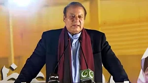 پاکستان میں نواز شریف کے سر پے ایک لاکھ روپے کی ٹوپی بنی بحث کا موضوع