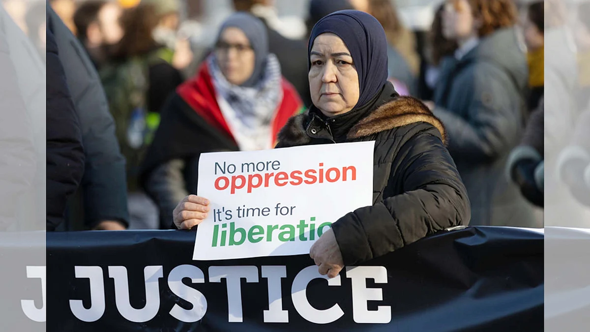 <div class="paragraphs"><p>عالمی عدالت انصاف کے باہر فلسطین حامی مظاہرہ / Getty Images</p></div>