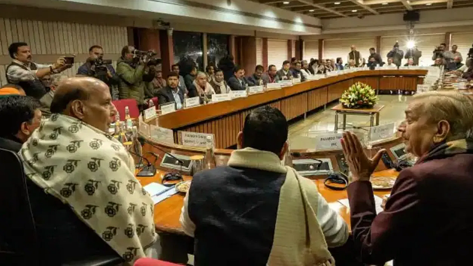 <div class="paragraphs"><p>کل جماعتی میٹنگ، تصویر سوشل میڈیا</p></div>