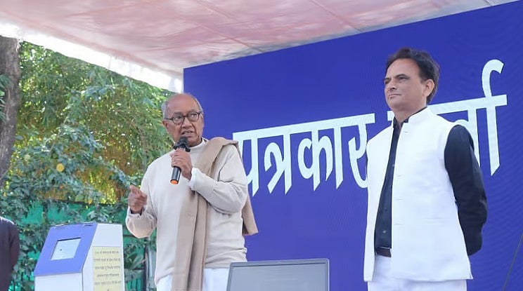 مدھیہ پردیش میں ای وی ایم پر اٹھے سوال، دگوجئے سنگھ نے ڈیمو نمائش کرتے ہوئے گڑبڑی کا الزام عائد کیا