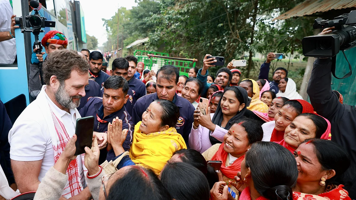 <div class="paragraphs"><p>راہل گاندھی آسام میں خواتین کے ساتھ گفتگو کرتے ہوئے، تصویر @INCIndia</p></div>