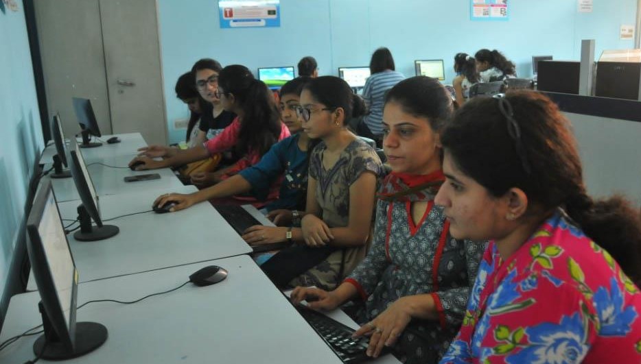 <div class="paragraphs"><p>خاتون ملازمین، تصویر سوشل میڈیا</p></div>