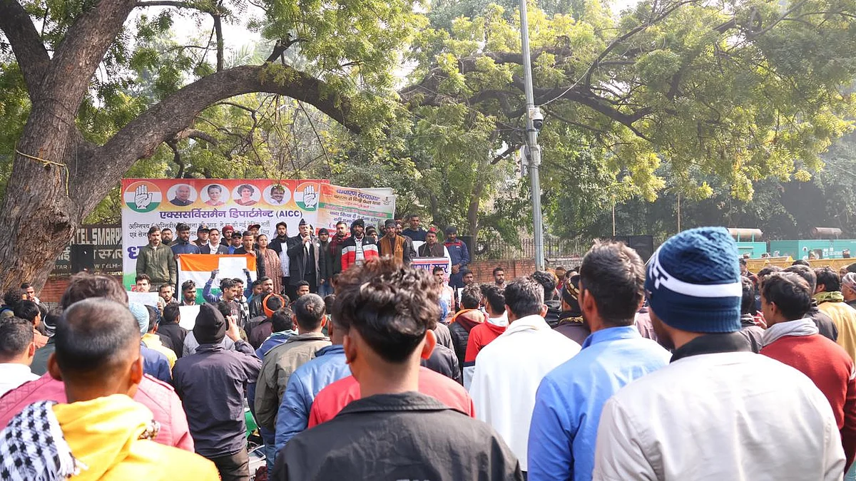 <div class="paragraphs"><p>جنتر منتر میں جمع نوجوانوں سے خطاب کرتے ہوئے کرنل روہت چودھری، تصویر @INCIndia</p></div>