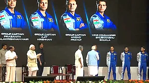 <div class="paragraphs"><p>ہندوستان کے وہ خلا باز جو گگن یان مشن پر روانہ ہوں گے / تصویر آئی اے این ایس</p></div>