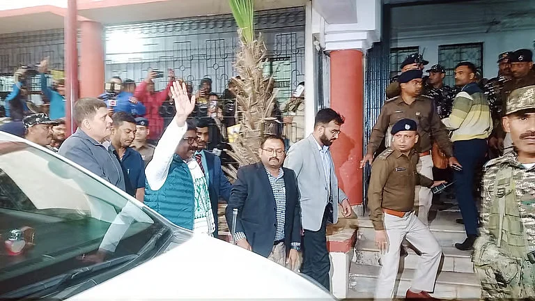 <div class="paragraphs"><p>ہیمنت سورین عدالت کے احاطے میں / تصویر سوشل میڈیا</p></div>