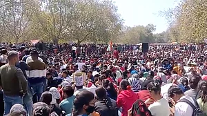 یوپی پولیس پیپر لیک معاملہ: راجدھانی لکھنؤ میں امیدواروں کی بڑی تعداد کا احتجاج، دوبارہ امتحان کا مطالبہ