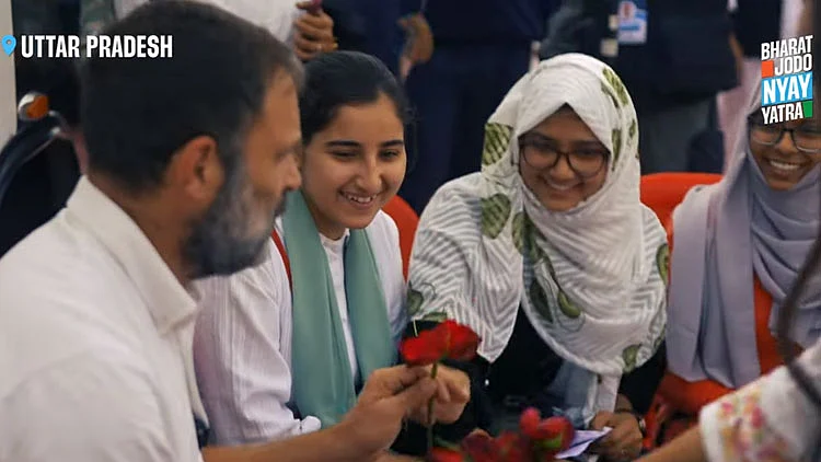 <div class="paragraphs"><p>اے ایم یو کی طالبات سے ملاقات کرتے ہوئے راہل گاندھی</p></div>