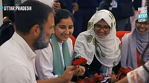 علی گڑھ مسلم یونیورسٹی کی طالبات سے راہل گاندھی کی ملاقات، ’حجاب‘ سے متعلق اپنا نظریہ کیا ظاہر
