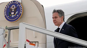 بلنکن سعودی ولی عہد اور مصری صدر سے ملنے کے بعد قطر کے لیے روانہ