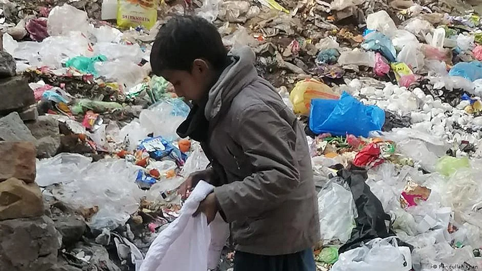 پاکستان: غربت کی شرح میں تیزی سے اضافہ