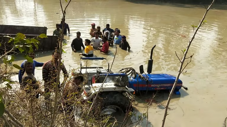 <div class="paragraphs"><p>تالاب میں گری ٹریکٹر ٹرالی، تصویر سوشل میڈیا</p></div>