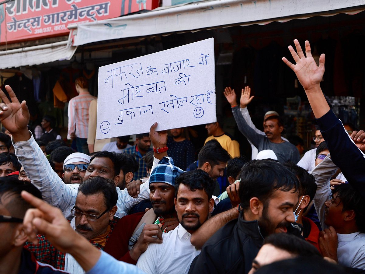 کسی کا چشمہ ٹوٹا، کسی کی چپل چھوٹ گئی، ’بھارت جوڑو نیائے یاترا‘ کے دوران راہل سے ملنے کا نوجوانوں میں زبردست جنون