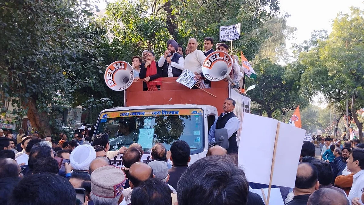 <div class="paragraphs"><p>احتجاجی مظاہرہ کرتے ہوئے دہلی کانگریس کے صدر اروندر سنگھ لولی و دیگر پارٹی لیڈران</p></div>