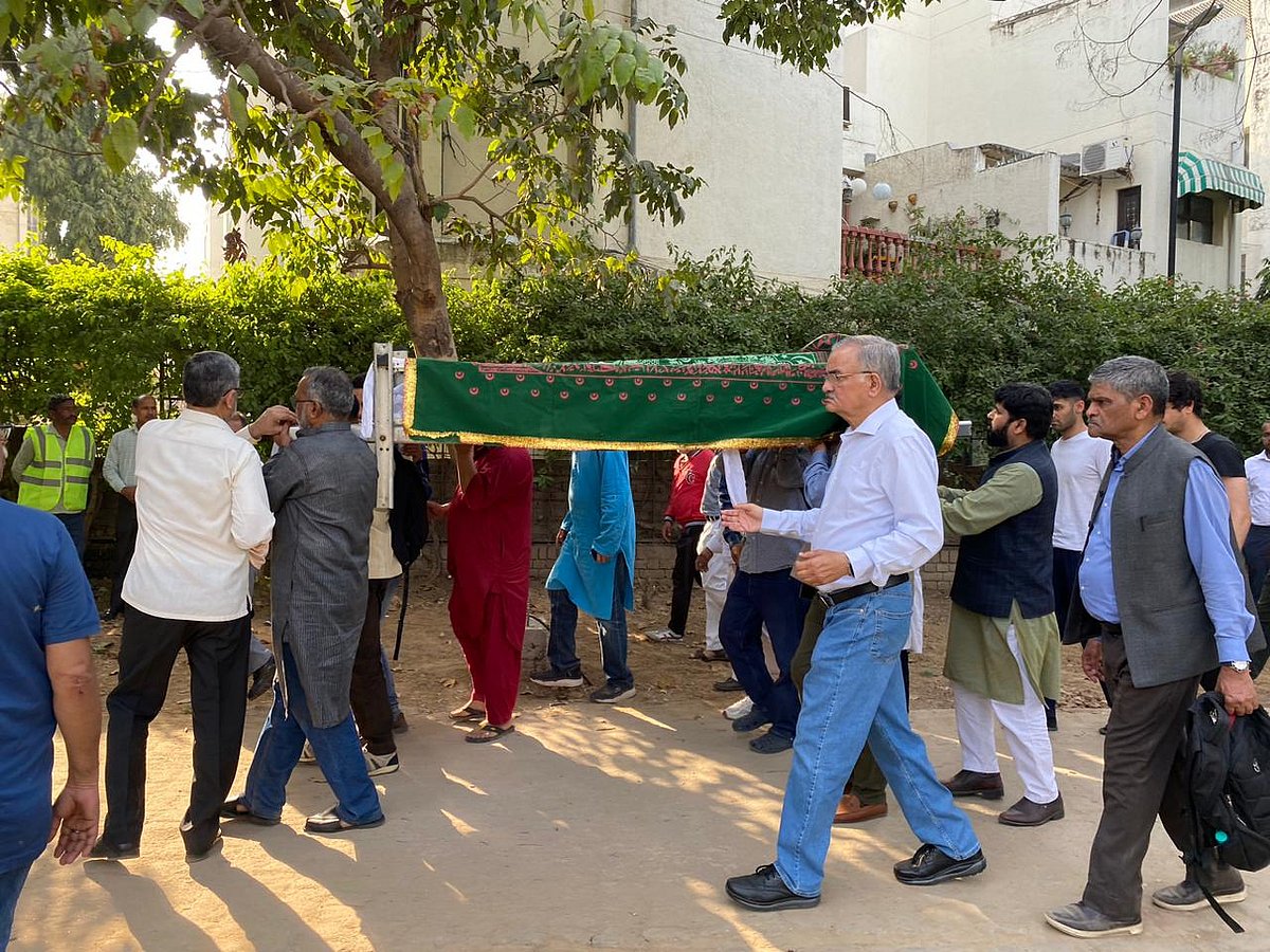 ظفر آغا نم آنکھوں کے درمیان سپردِ خاک، راہل گاندھی سمیت کئی اہم شخصیتوں کا اظہارِ تعزیت