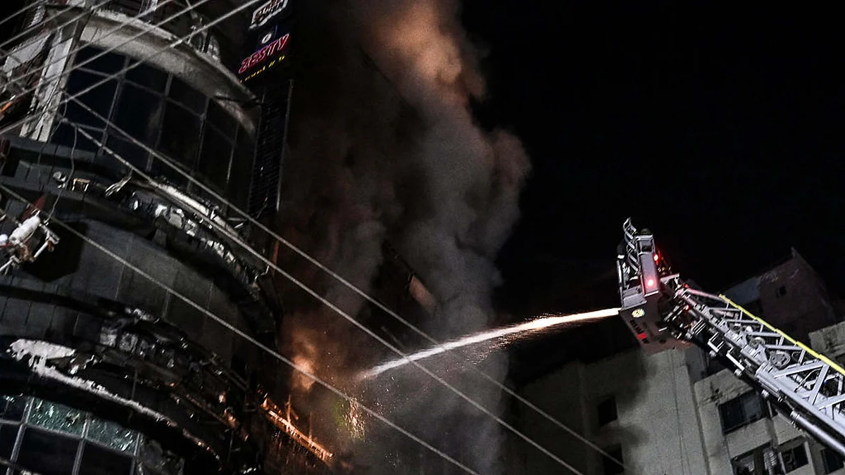 <div class="paragraphs"><p>ڈھاکہ کے ریستوران میں آتشزدگی / Getty Images</p></div>