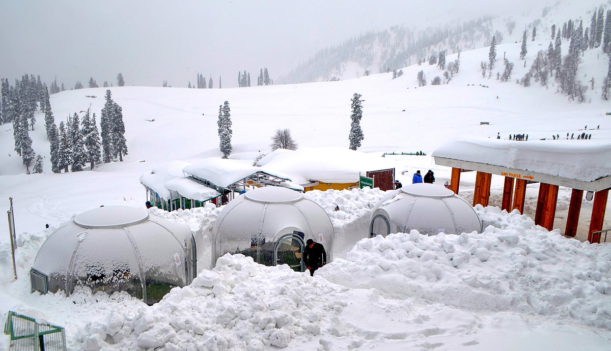 کشمیر میں برف و باراں کا سلسلہ جاری، گلمرگ میں زائد از ایک فٹ تازہ برف جمع